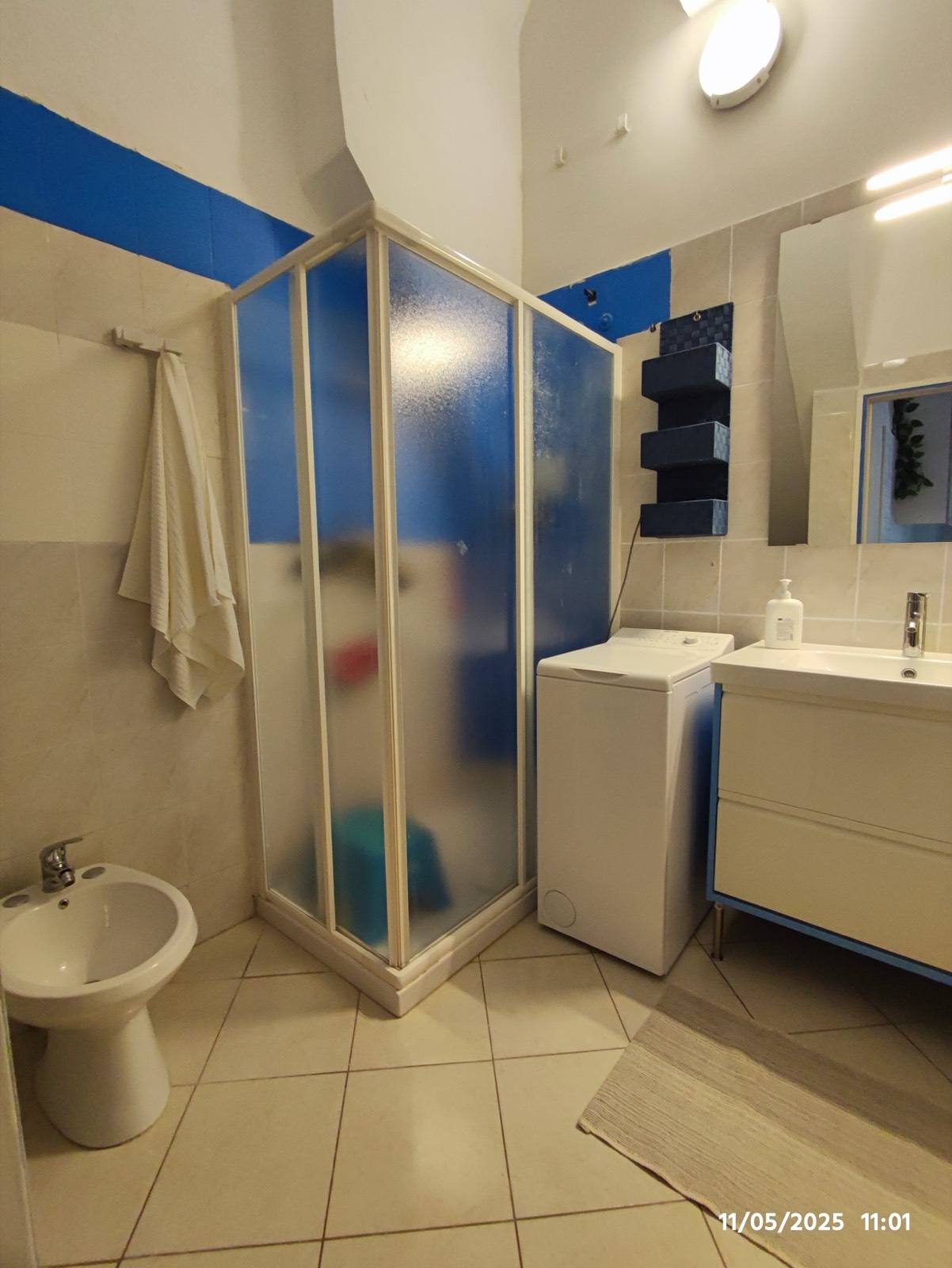 Bagno con doccia e lavatrice della casa vacanze a Margherita di Savoia