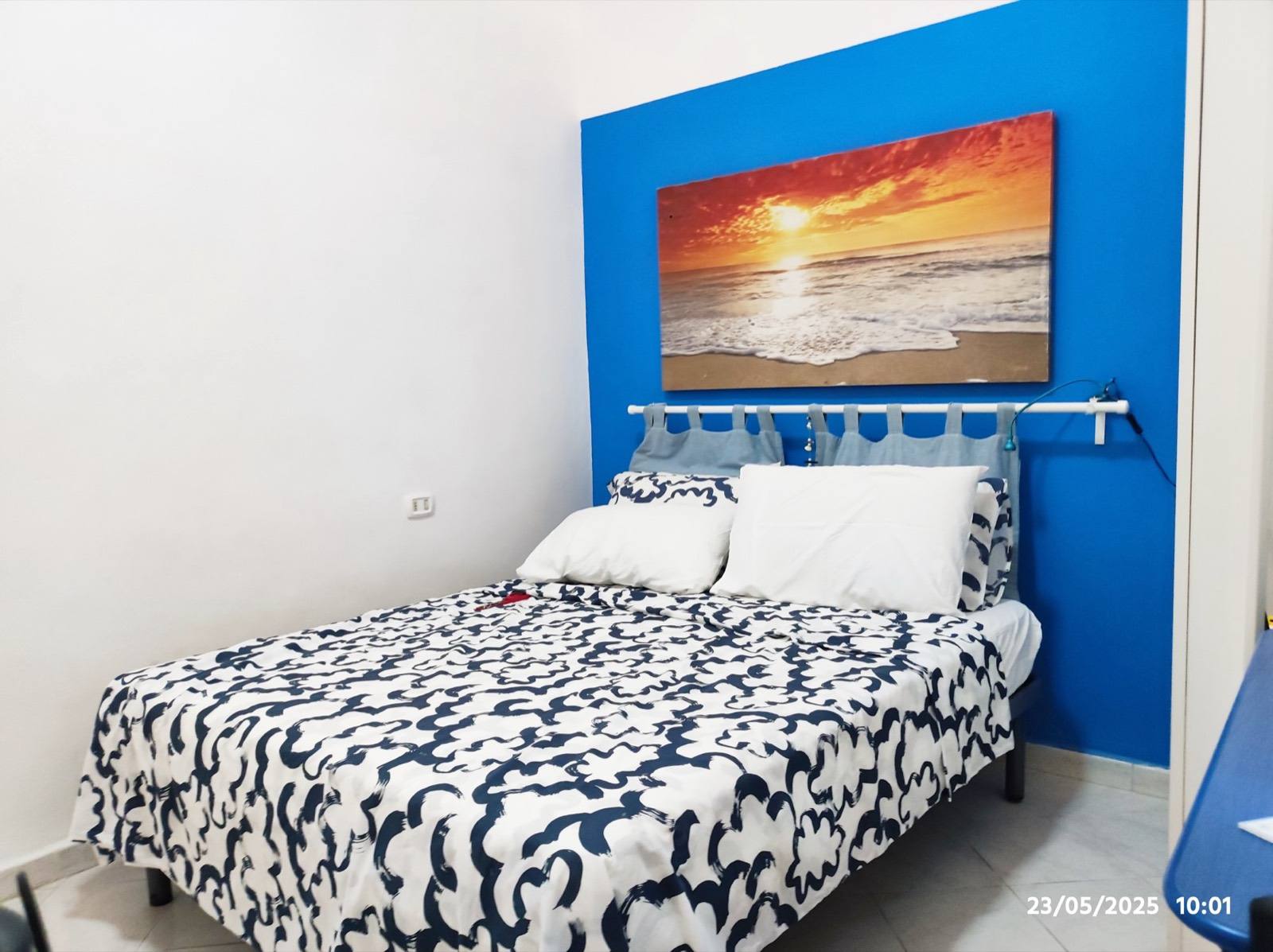Camera matrimoniale con parete azzurra della casa vacanze a Margherita di Savoia