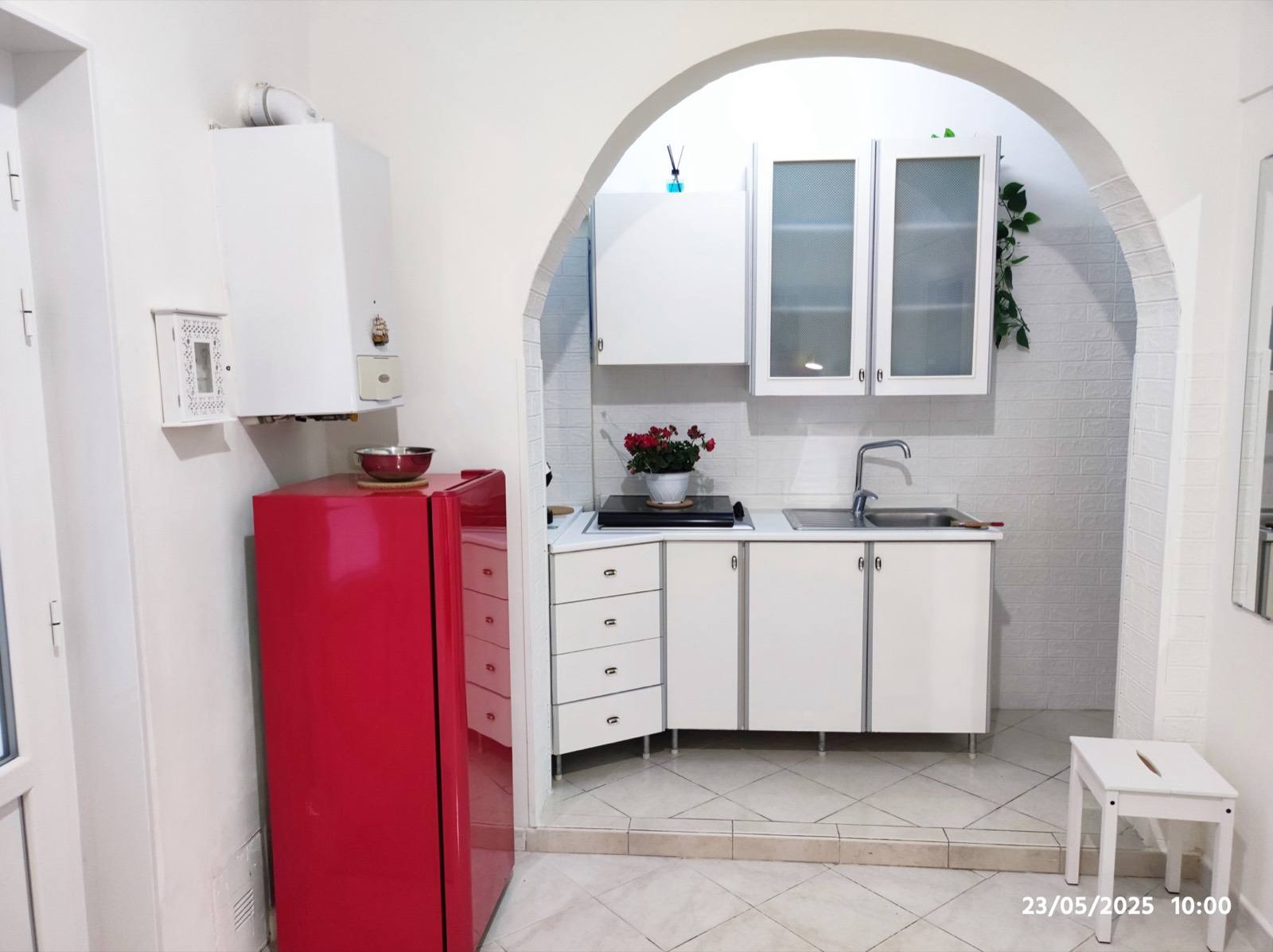 Angolo cucina ad arco con frigorifero rosso — Casa Amore Margherita di Savoia