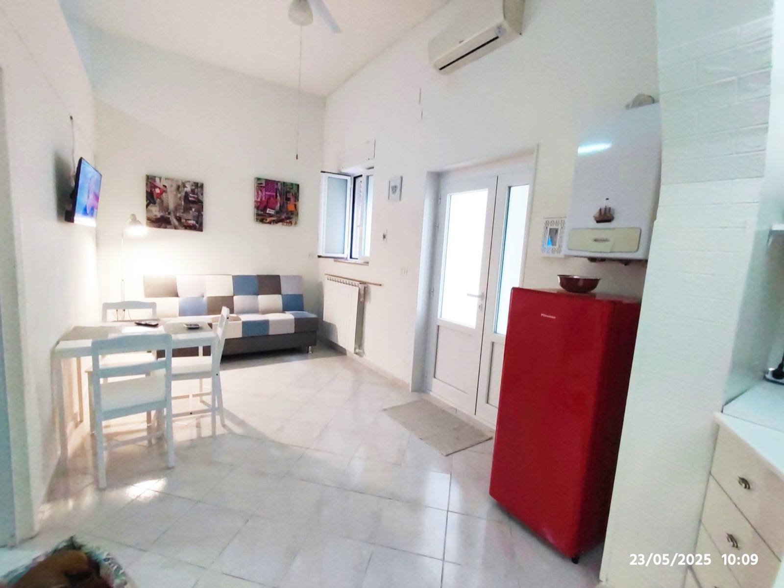 Soggiorno con divano e tavolo della casa vacanze Casa Amore a Margherita di Savoia