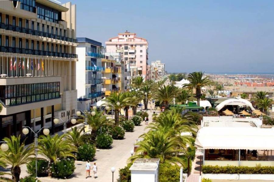 Il lungomare alberato e la spiaggia di Margherita di Savoia, mare Bandiera Blu