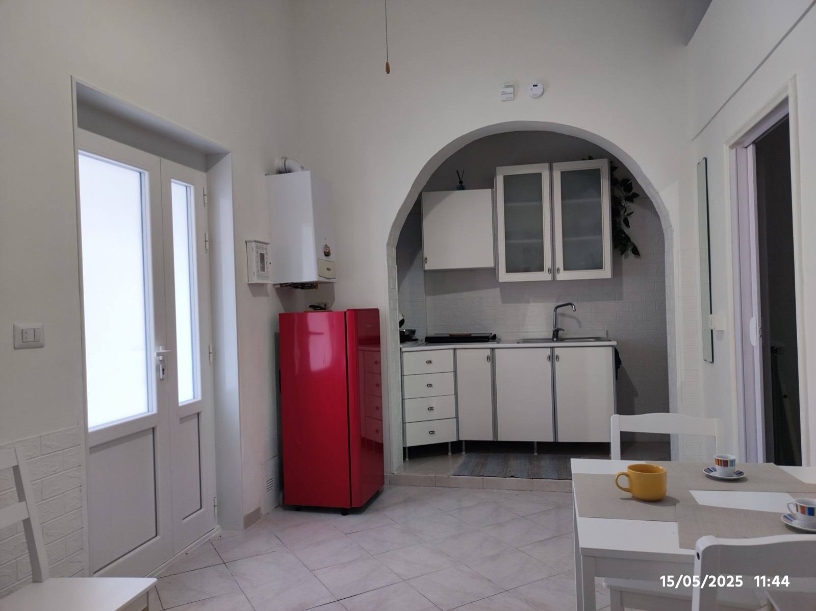 Zona giorno con arco e cucina della casa vacanze in Puglia